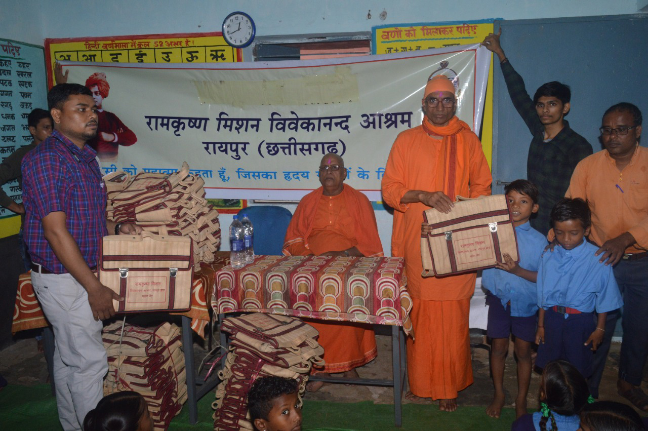  media for रामकृष्ण मिशन आश्रम रायपुर द्वारा आज दिनांक 6 जुलाई 2022 को जिला महासमुंद के पटेवा ब्लॉक के शासकीय प्राथमिक शाला पताईमाता , खट्टा, कोकड़ी, रामखेड़ा, पटेवा । शासकीय मिडिल स्कूल पटेवा, खट्टा, रामखेड़ा एवं शासकीय हाई स्कूल खट्टा (9 स्कूलों) के बच्चों को शैक्षणिक सहयोग मे 500 बैग, 1000 कॉपी, 500 स्केल, 500 पेंसिल, रबड़ और कटर वितरण किया गया।